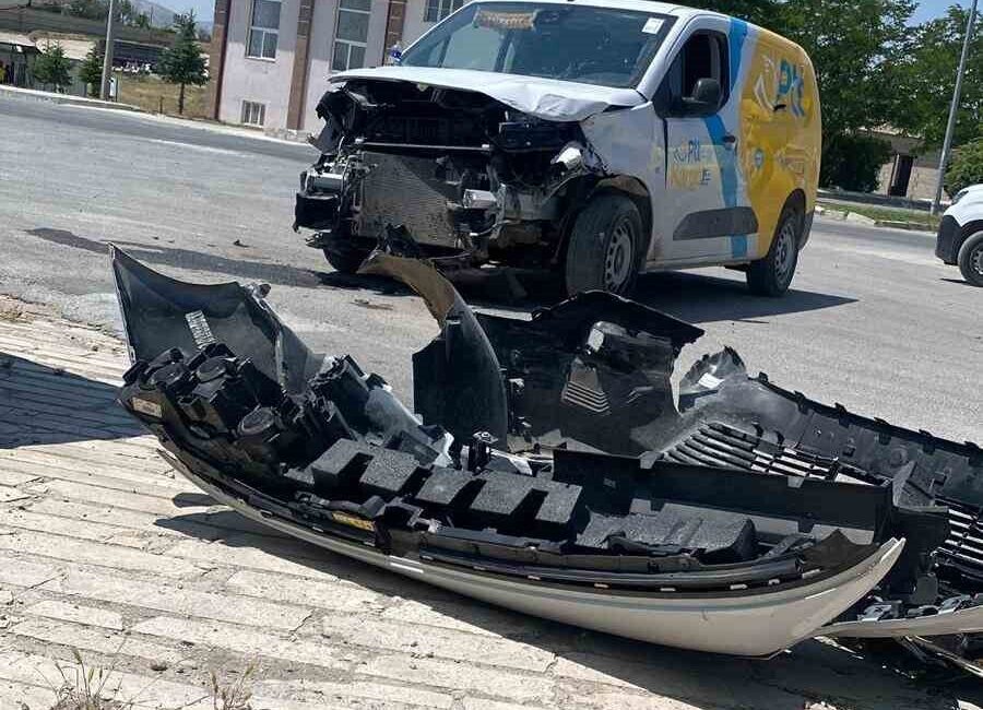 Afyonkarahisar’da otomobilin kamyonet ile çarpıştığı kazada 1 kişi yaralandı.