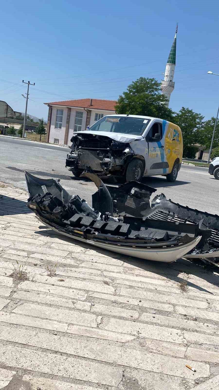 Afyonkarahisar’da otomobilin kamyonet ile çarpıştığı kazada 1 kişi yaralandı.