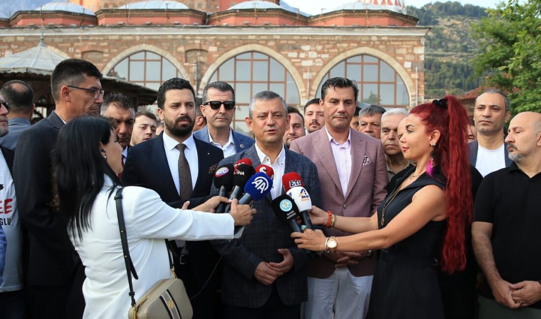 CHP Genel Başkanı Özgür Özel, Kurban Bayramı'nı memleketi Manisa'da karşıladı.
Bayram