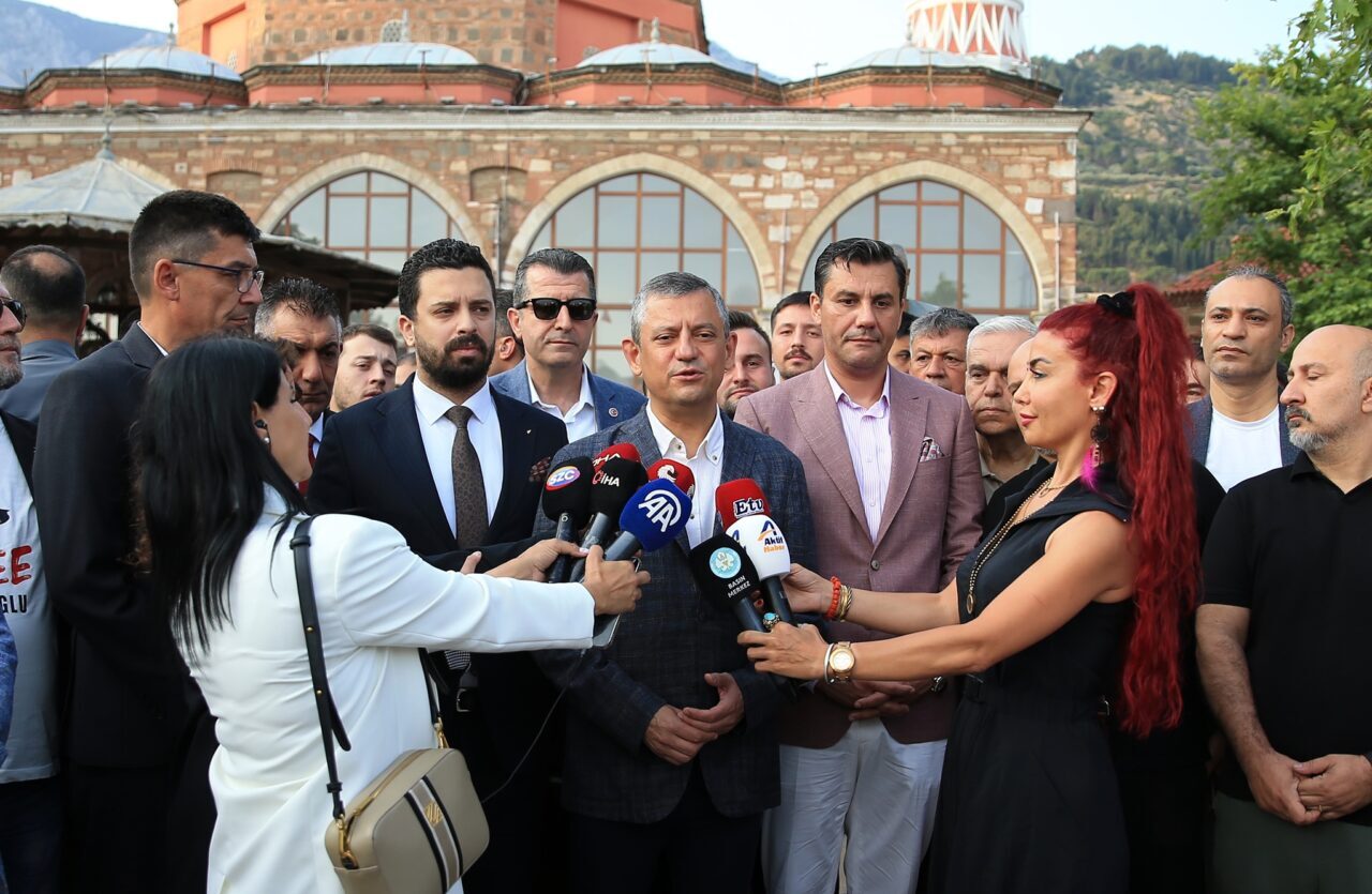CHP Genel Başkanı Özgür Özel, Kurban Bayramı'nı memleketi Manisa'da karşıladı.
Bayram