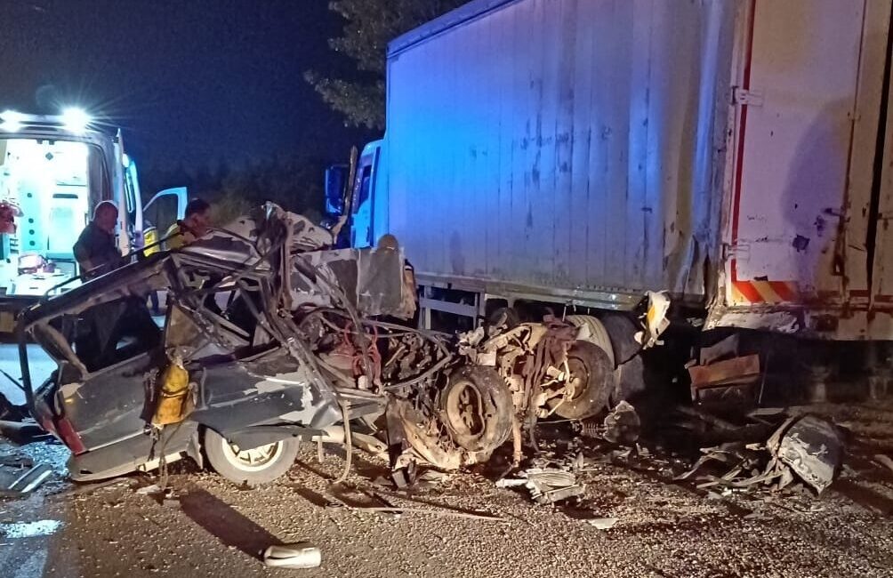 Uşak'ın Banaz ilçesinde park halindeki kamyona çarpan otomobilin sürücüsü yaşamını