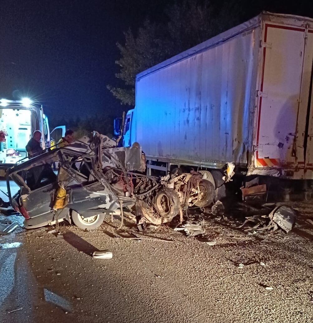 Uşak'ın Banaz ilçesinde park halindeki kamyona çarpan otomobilin sürücüsü yaşamını