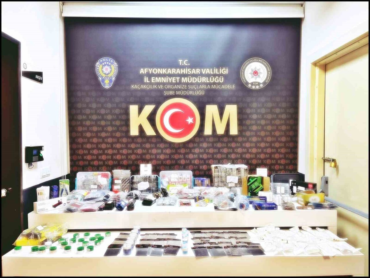 Afyonkarahisar’da polis tarafından şüphe üzerine durdurulan bir araçta yapılan aramada