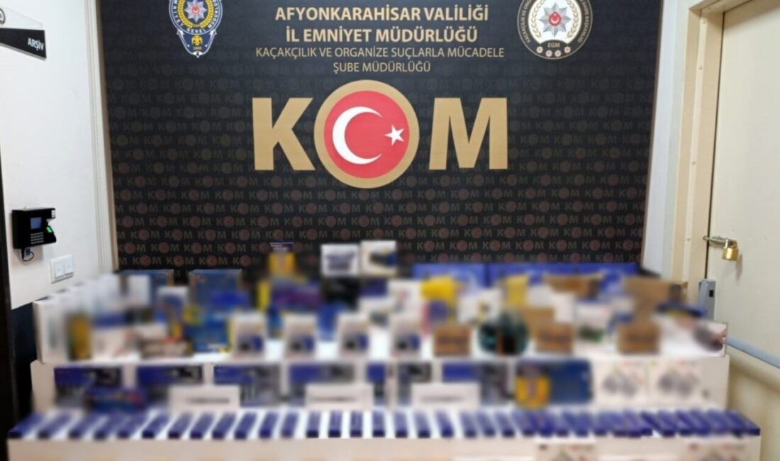 Afyonkarahisar’da polis tarafından durdurulan bir araçta 219 adet kaçak cep
