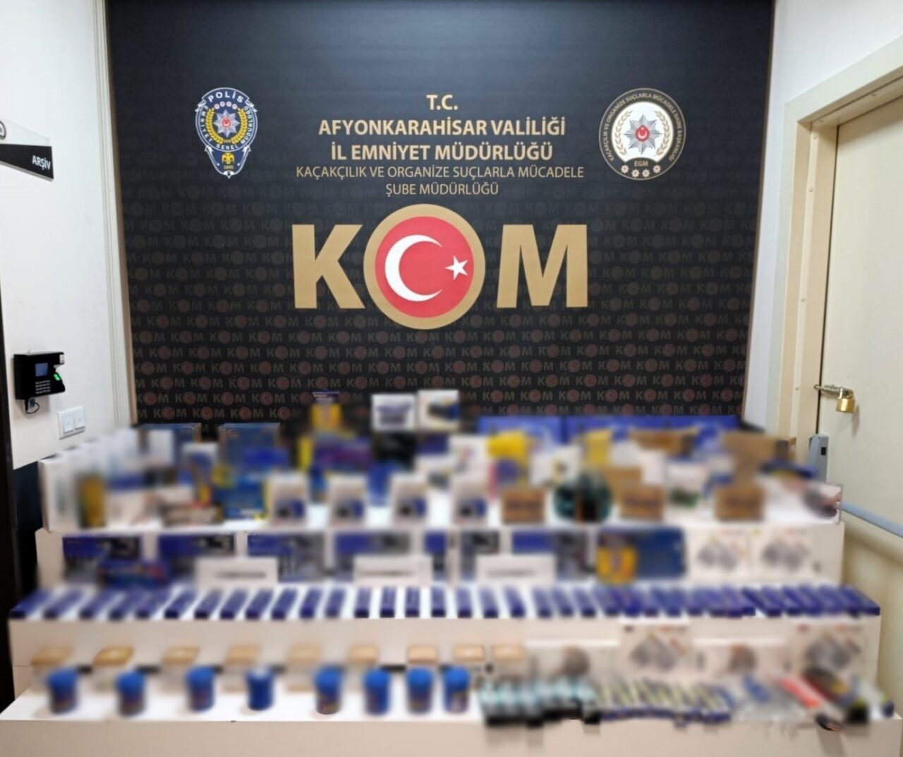 Afyonkarahisar’da polis tarafından durdurulan bir araçta 219 adet kaçak cep