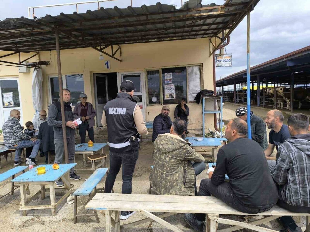 Afyonkarahisar’da polis ekipleri alışverişlerin hızlandığı canlı hayvan pazarlarında broşür dağıtarak