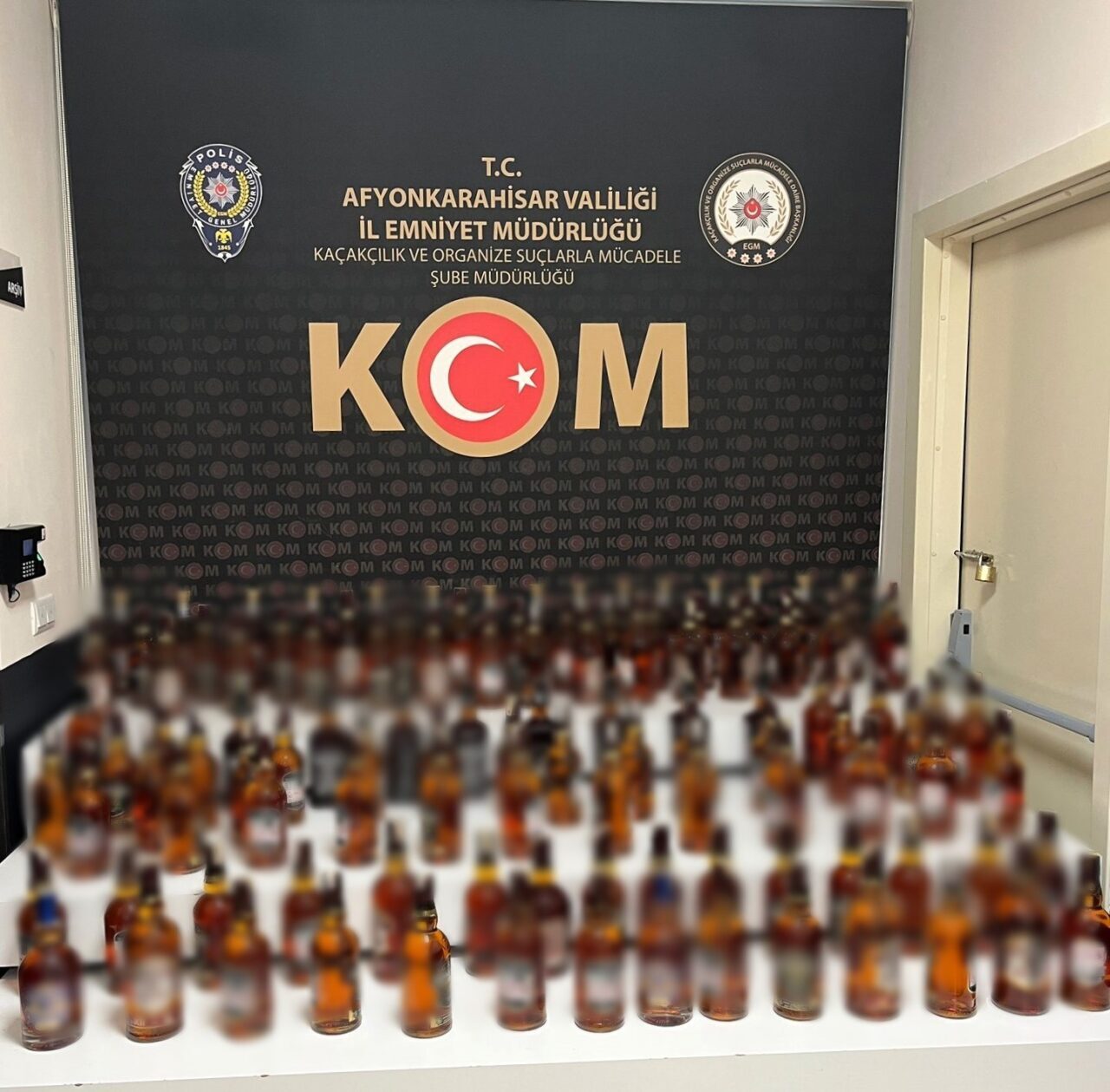 Afyonkarahisar’da polis tarafından bir bağ evine yapılan baskında 115 şişe