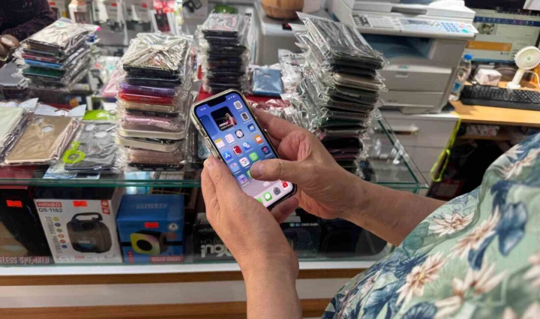 Eskişehir’de telefon tamiri yapan Yüksel Akgün, kullanıcıların cep telefonlarına gelen