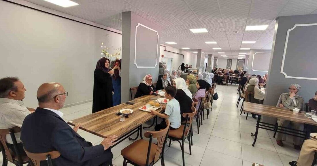 Sarıkız Hafızlık Kur’an Kursu mezunları buluştu Afyonkarahisar’ın köklü hafızlık kurumlarından Sarıkız (Davut Ayşe Okyar) Yatılı Hafızlık