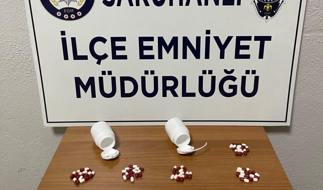  Manisa'nın Saruhanlı ilçesinde otomobillerinde uyuşturucu ele geçirilen 2 şüpheli tutuklandı.