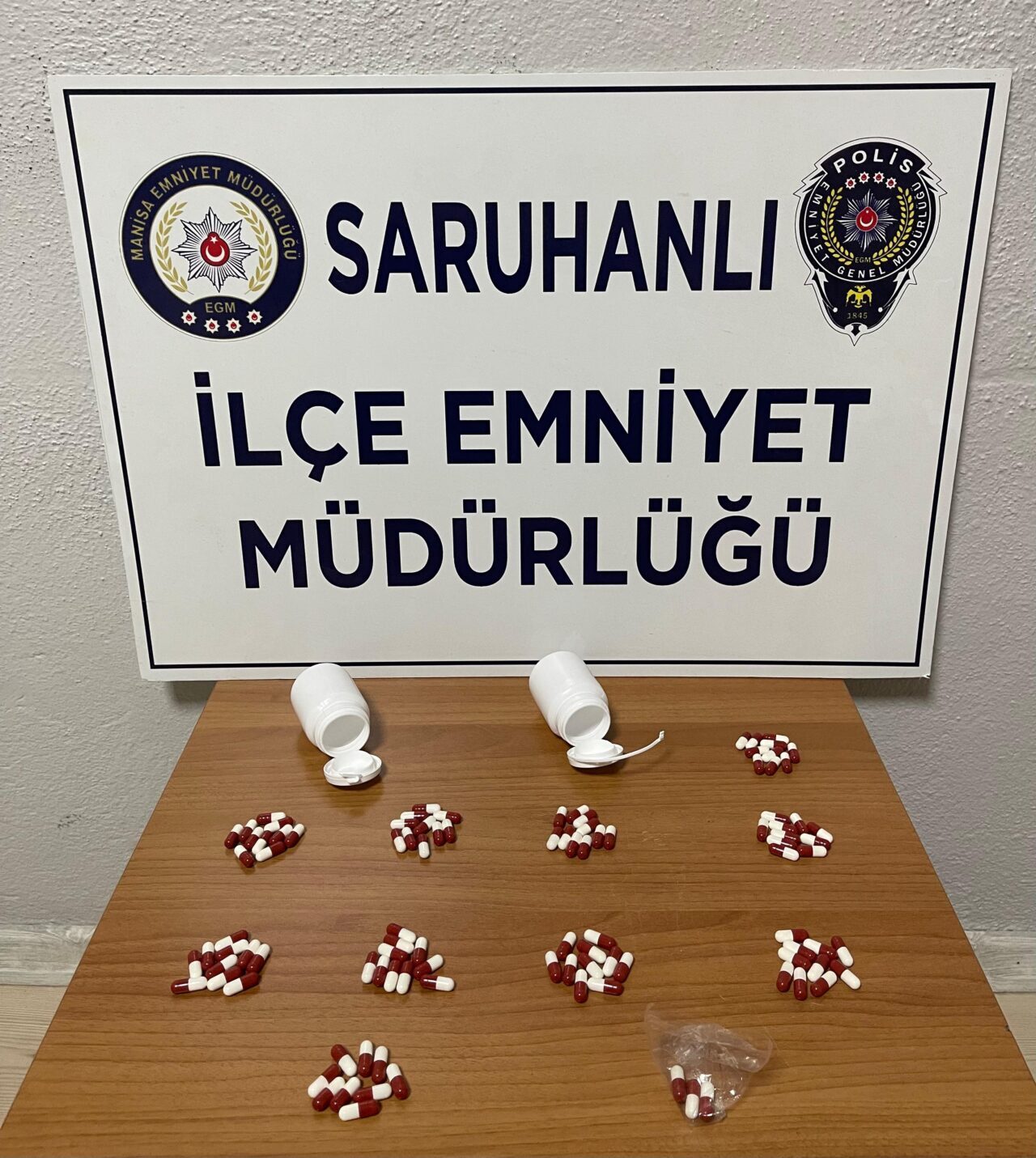  Manisa'nın Saruhanlı ilçesinde otomobillerinde uyuşturucu ele geçirilen 2 şüpheli tutuklandı.