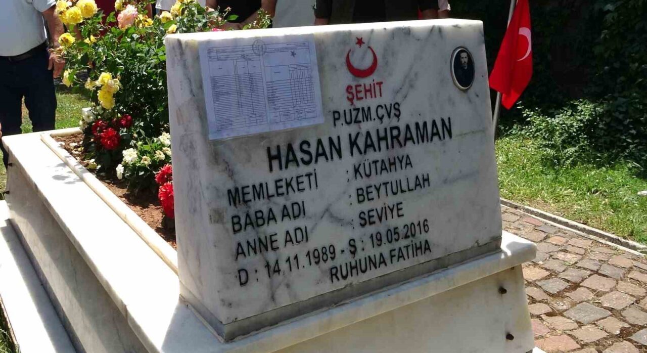 Kütahya’da 11 yaşındaki Gökalp Kahraman, karne sevincini şehit babasının mezarı