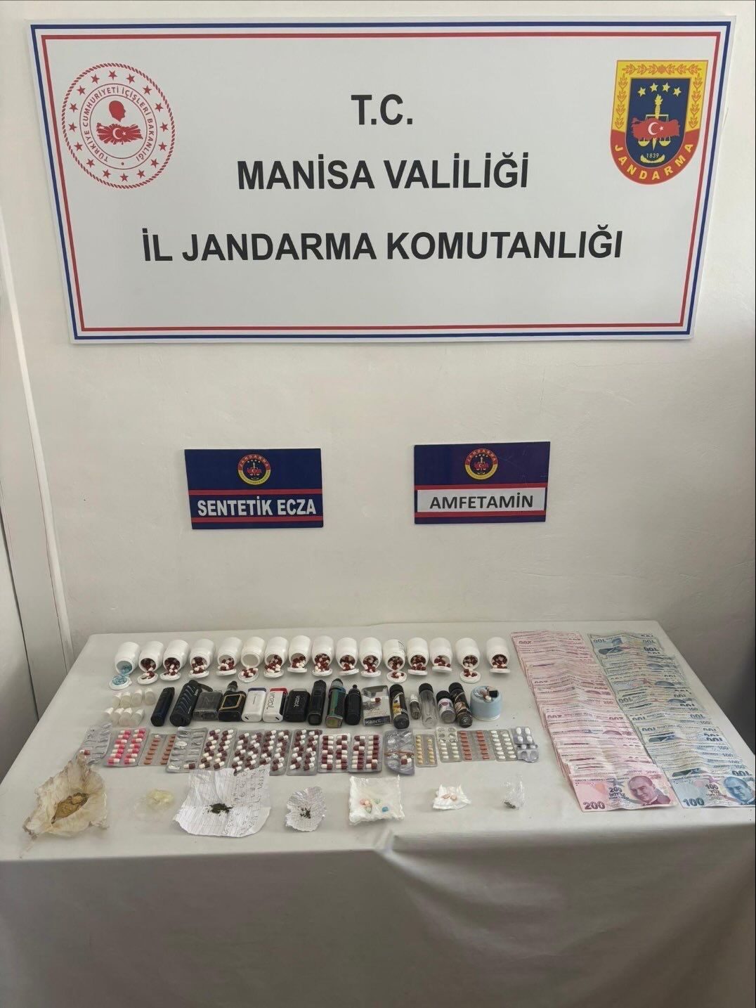 Şehzadeler'de ev ve iş yerinin deposunda uyuşturucu madde ele geçirilen