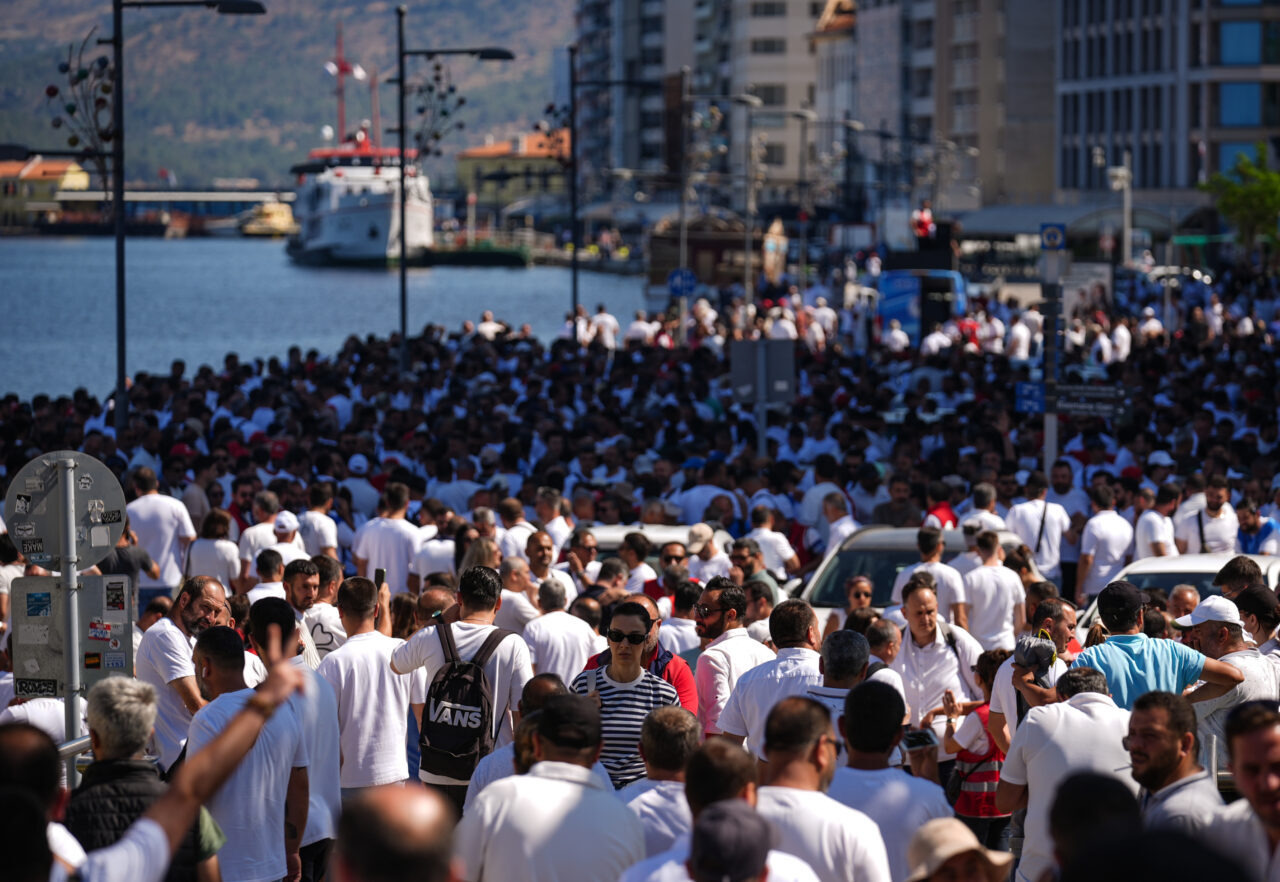 İzmir Büyükşehir Belediyesine bağlı iştiraklerde çalışan yaklaşık 23 bin işçinin