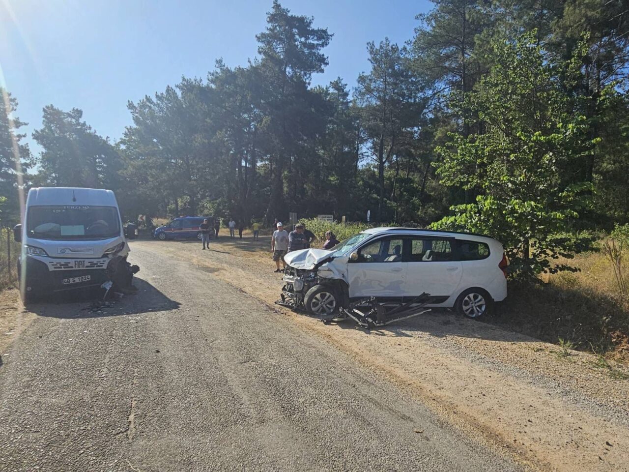 Muğla'nın Ula ilçesinde servis minibüsü ile otomobilin çarpışması sonucu 9