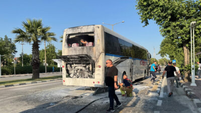 Manisa'nın Yunusemre ilçesinde fabrika işçilerini taşıyan otobüste çıkan yangın, itfaiye