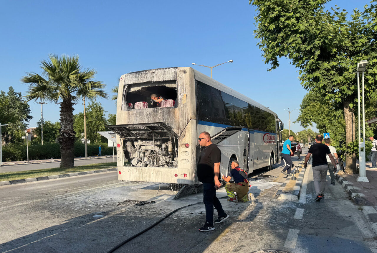 Manisa'nın Yunusemre ilçesinde fabrika işçilerini taşıyan otobüste çıkan yangın, itfaiye
