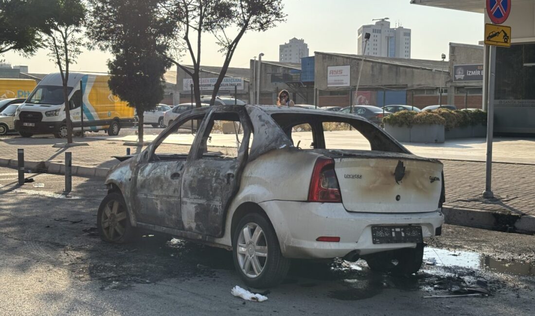 İzmir'in Bayraklı ilçesinde seyir halindeyken yanmaya başlayan otomobil kullanılamaz hale