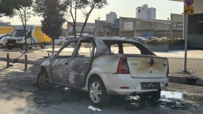 İzmir'in Bayraklı ilçesinde seyir halindeyken yanmaya başlayan otomobil kullanılamaz hale