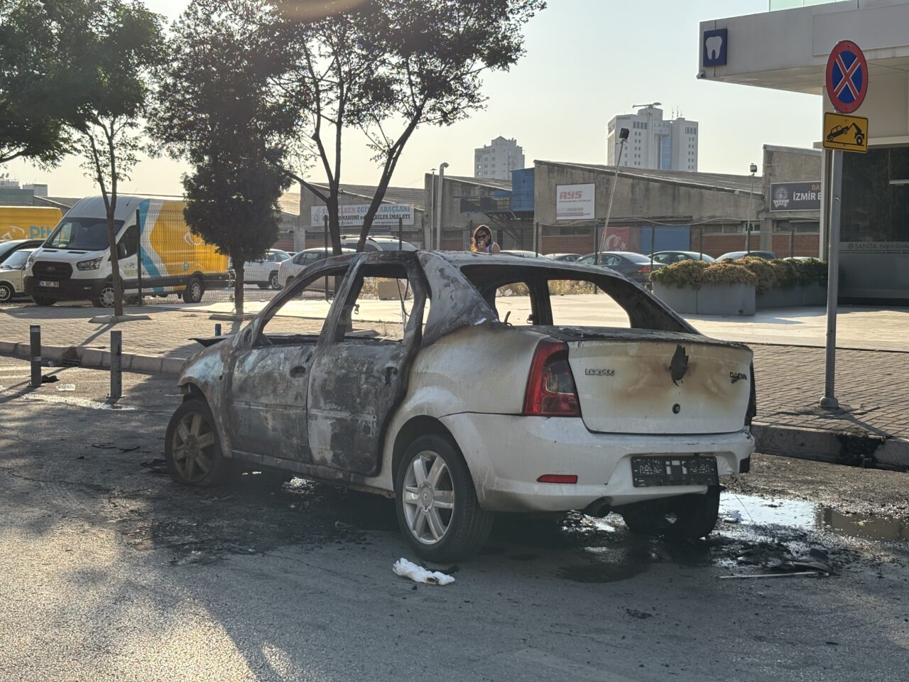 İzmir'in Bayraklı ilçesinde seyir halindeyken yanmaya başlayan otomobil kullanılamaz hale