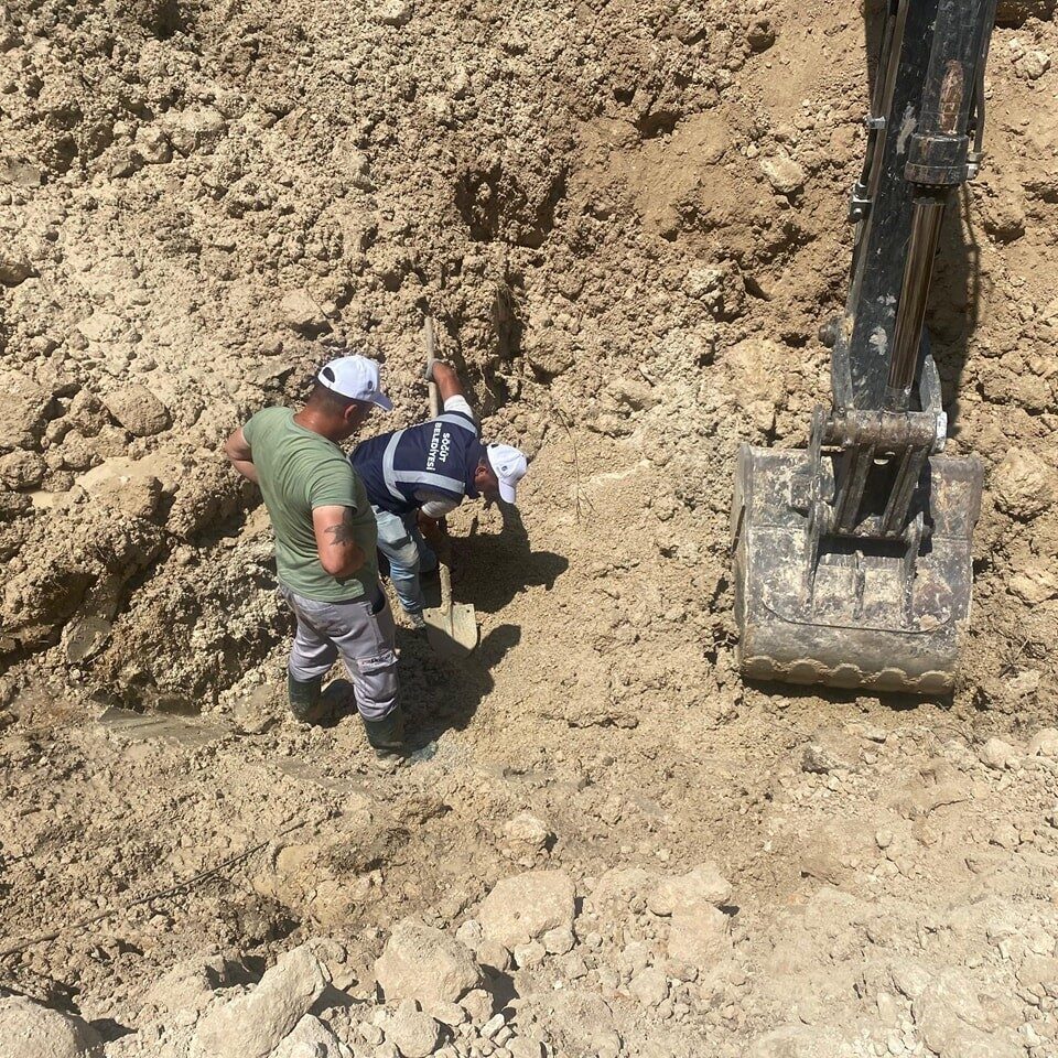 Söğüt Belediye Başkanı Ferhat Durgut, TOKİ inşaatının döküm çalışmaları sırasında