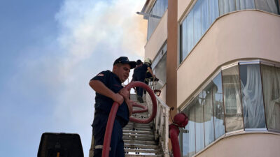 Muğla'nın Menteşe ilçesinde 3 katlı binada çıkan yangında mahsur kalan
