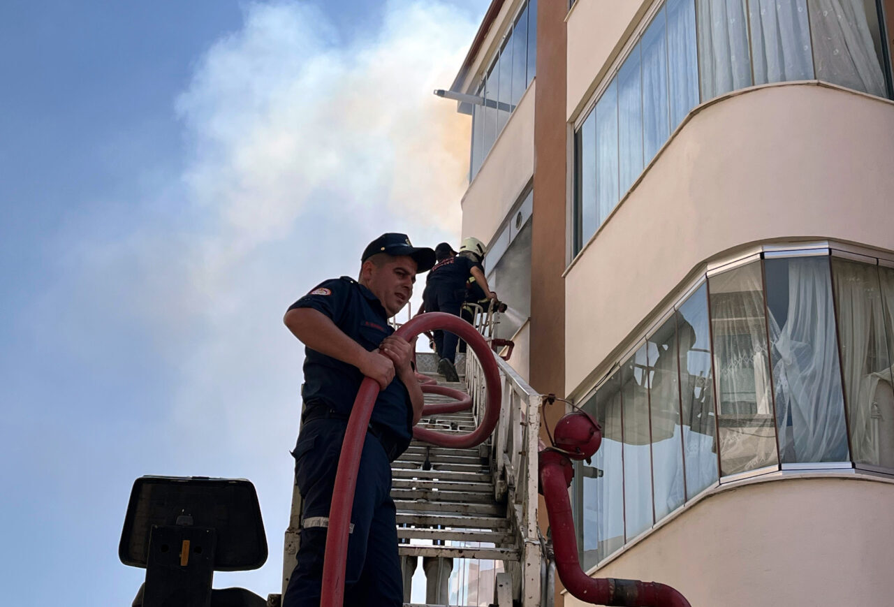 Muğla'nın Menteşe ilçesinde 3 katlı binada çıkan yangında mahsur kalan