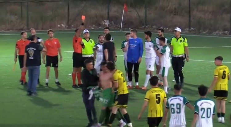 Afyonkarahisar’da gerçekleştirilen amatör küme maçında son anlarda atılan gol, hakemin
