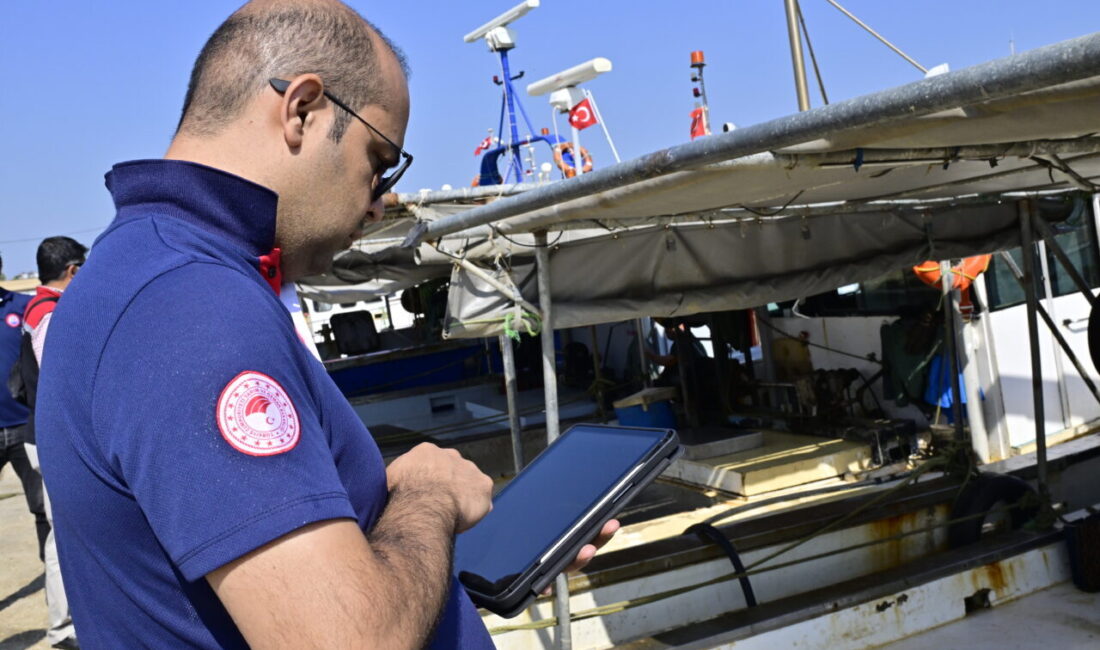 İzmir'in Güzelbahçe ilçesinde, balıkçı barınakları ve perakende satış noktalarındaki denetimlerde
