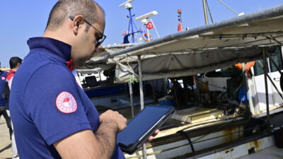 İzmir'in Güzelbahçe ilçesinde, balıkçı barınakları ve perakende satış noktalarındaki denetimlerde