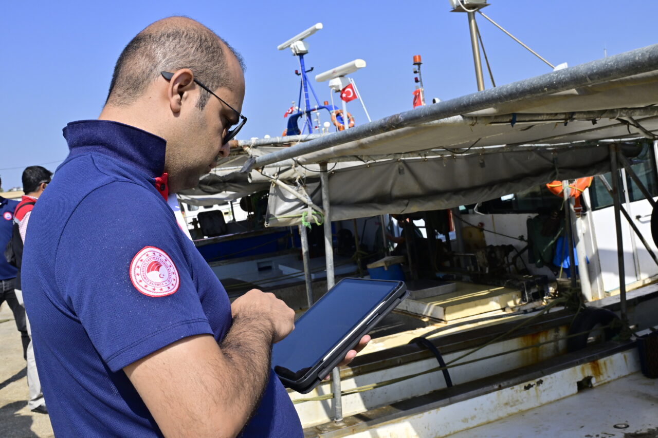 İzmir'in Güzelbahçe ilçesinde, balıkçı barınakları ve perakende satış noktalarındaki denetimlerde