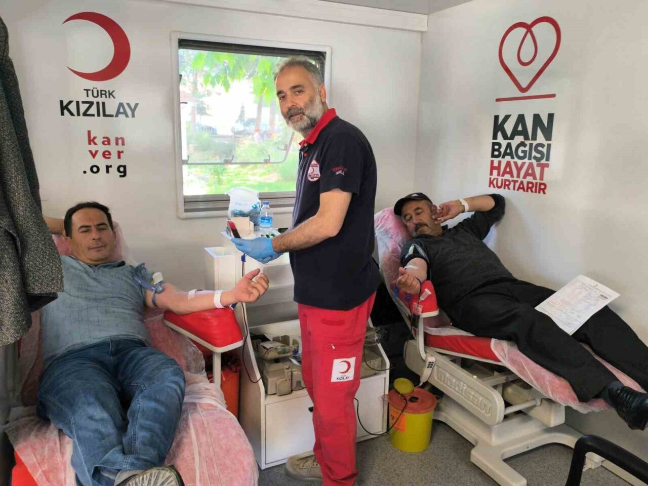 Afyonkarahisar’ın Şuhut ilçesinde Türk Kızılay’ı tarafından gerçekleştirilen kan bağışı kampanyasına