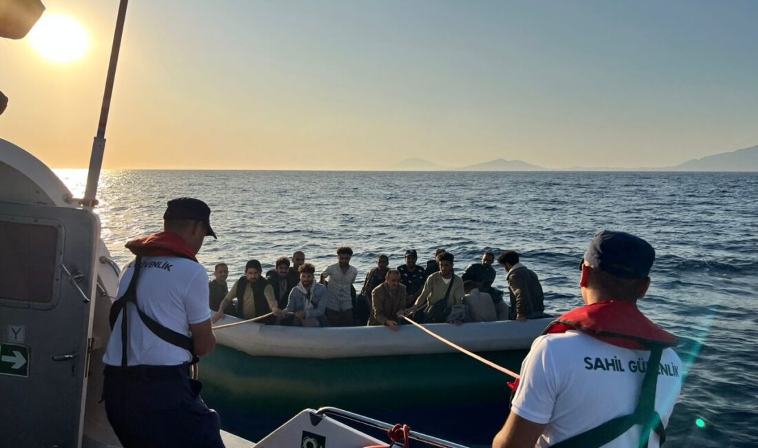 Muğla'nın Datça ilçesi açıklarında sürüklenen lastik bottaki 14 düzensiz göçmen