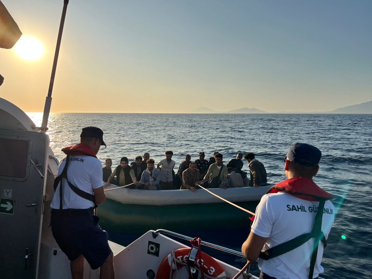 Muğla'nın Datça ilçesi açıklarında sürüklenen lastik bottaki 14 düzensiz göçmen