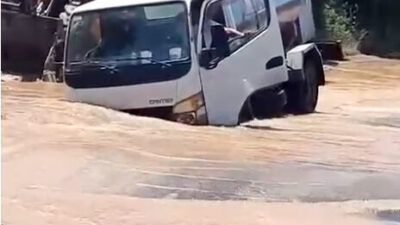 Muğla’nın Bodrum ilçesinde su tankeri, patlayan içme suyu hattı nedeniyle