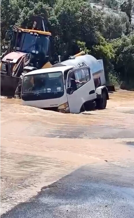 Muğla’nın Bodrum ilçesinde su tankeri, patlayan içme suyu hattı nedeniyle