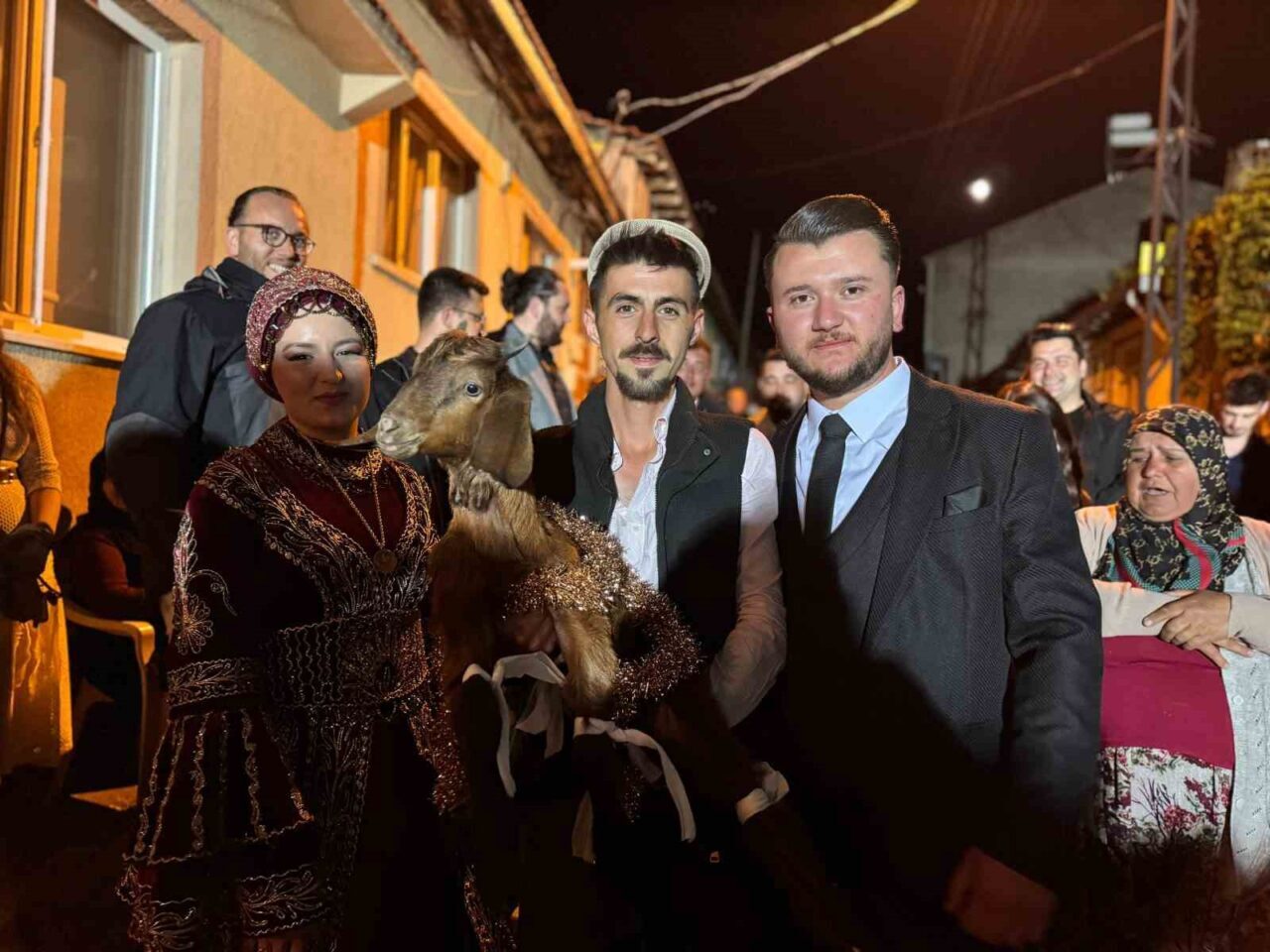 Bilecik’te yapılan bir kına gecesinde gelin ve arkadaşları yıllardır süregelen
