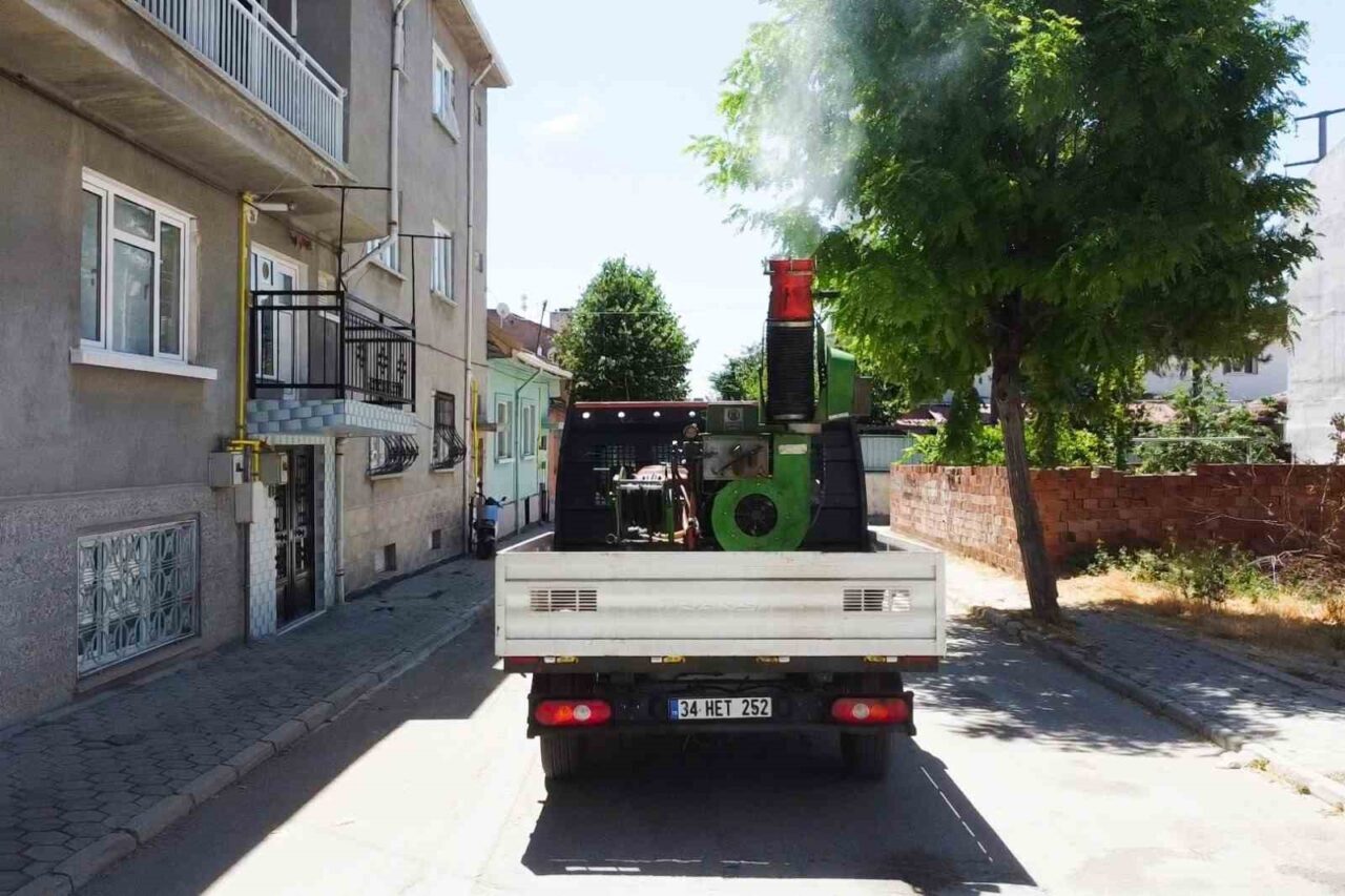Tepebaşı Belediyesi, toplum sağlığını korumak için gerçekleştirdiği ilaçlama çalışmalarını aralıksız