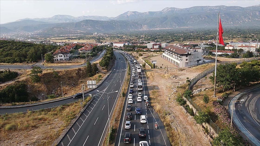  İzmir'de Kurban Bayramı dönüşü otoyolda trafik yoğunluğu oluştu.