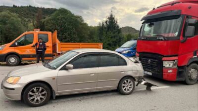 Bilecik’te tırın otomobile arkadan çarpması sonucu meydana gelen trafik kazasında