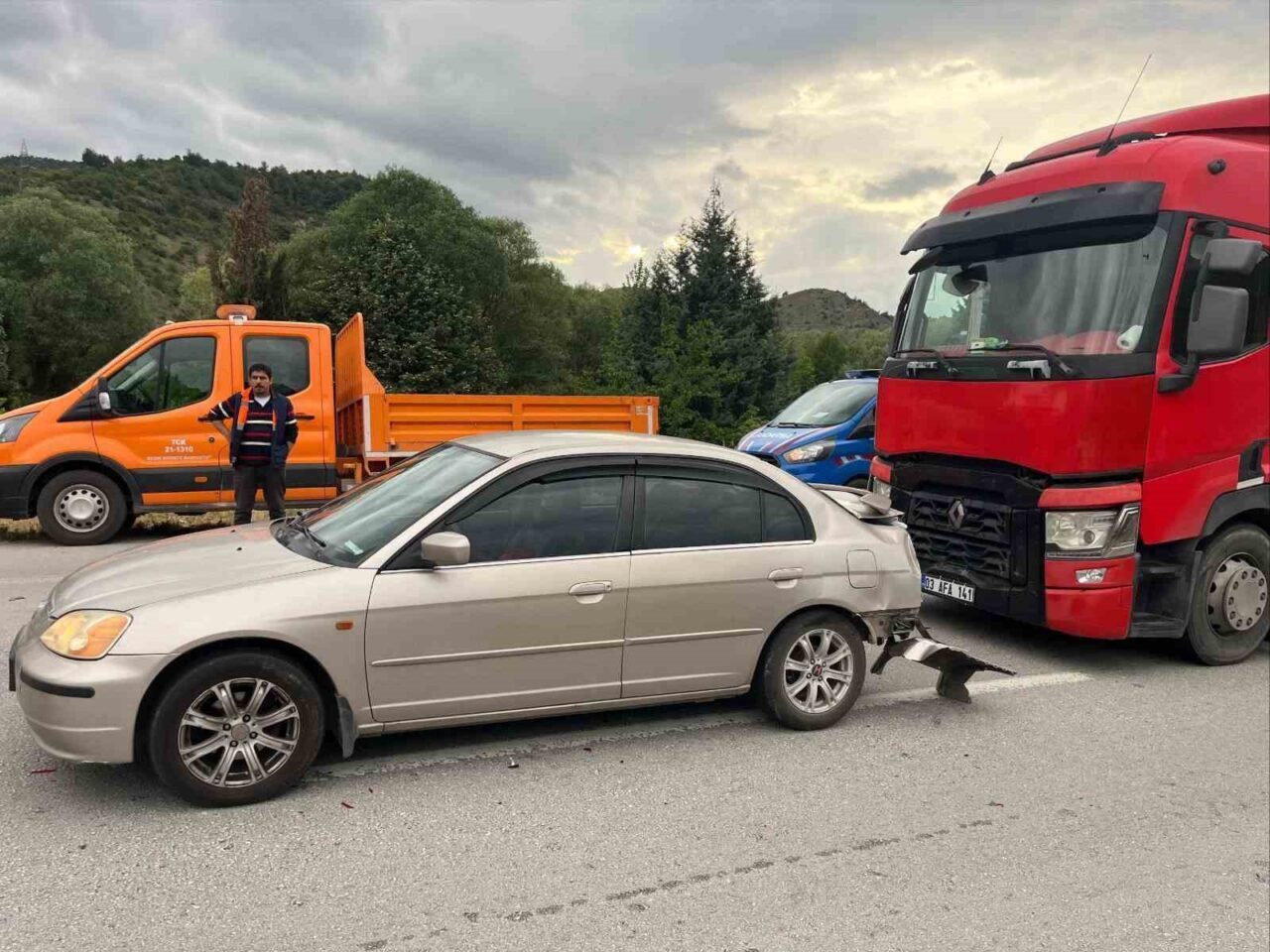 Bilecik’te tırın otomobile arkadan çarpması sonucu meydana gelen trafik kazasında