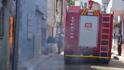 Manisa’nın Turgutlu ilçesinde yangın nedeniyle 2 evde hasar oluştu. İstasyonaltı