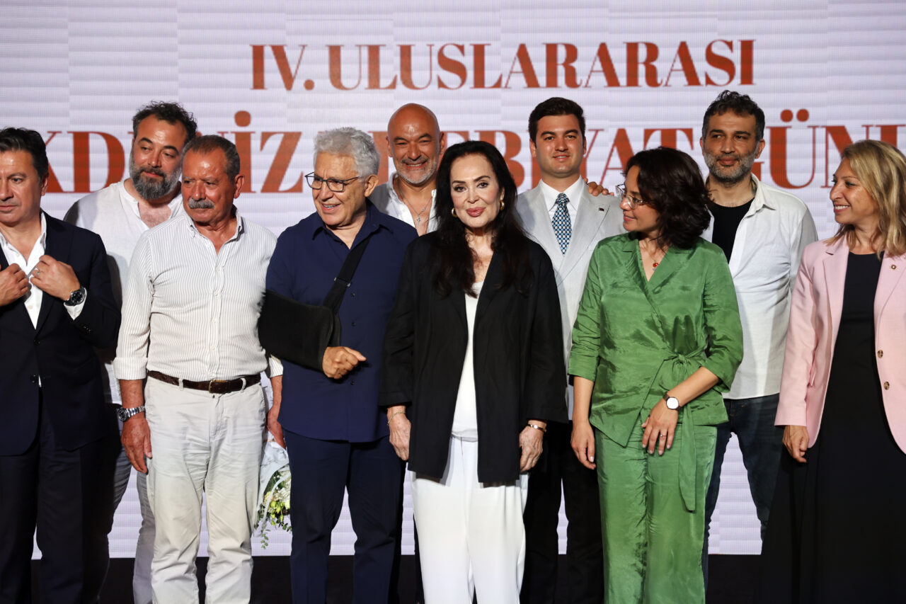 Türk sinemasının "sultanı" Türkan Şoray, seyircinin kendisini çok sevmesinin oynadığı