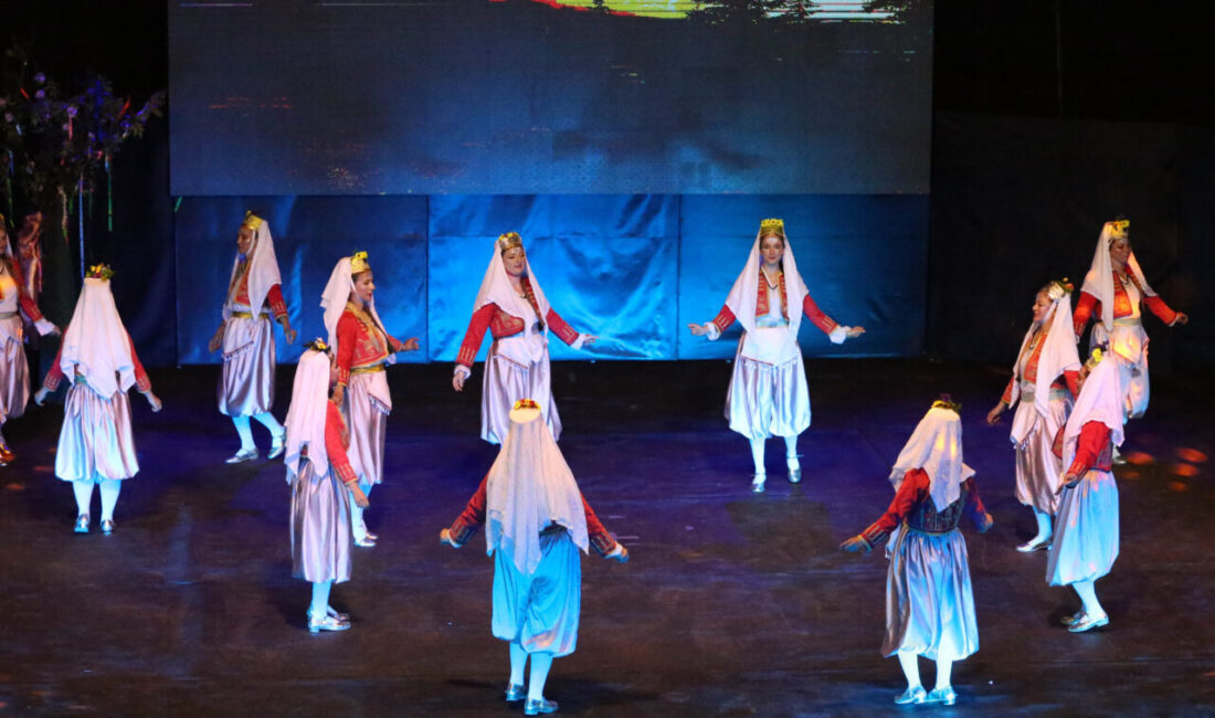  Uşak'ta, 80 öğretmenin yer aldığı Maarif Halk Dansları Topluluğu tarafından