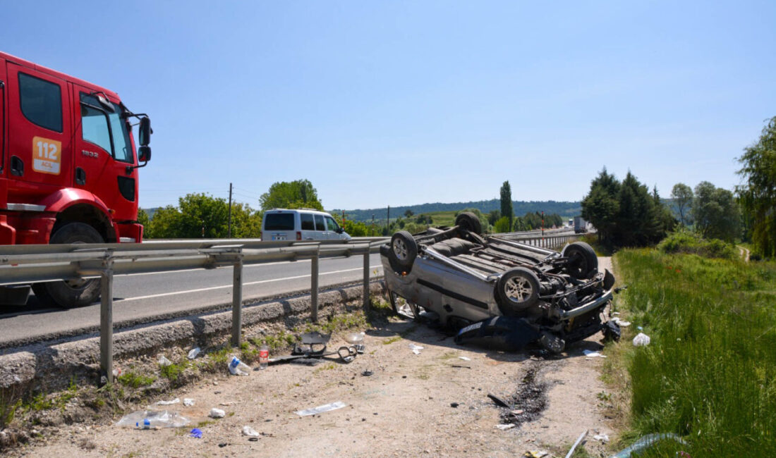 Uşak’ın Banaz ilçesinde takla atan hafif ticari araçtaki 5 kişi