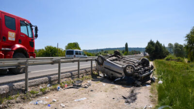 Uşak’ın Banaz ilçesinde takla atan hafif ticari araçtaki 5 kişi