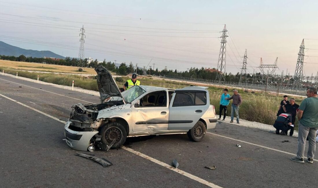 Uşak’ta refüje çarparak takla atan otomobildeki 3 kişi yaralandı. Uşak-Gediz