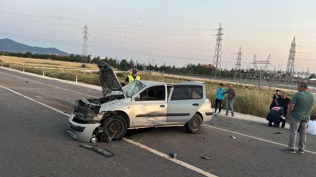 Uşak’ta refüje çarparak takla atan otomobildeki 3 kişi yaralandı. Uşak-Gediz