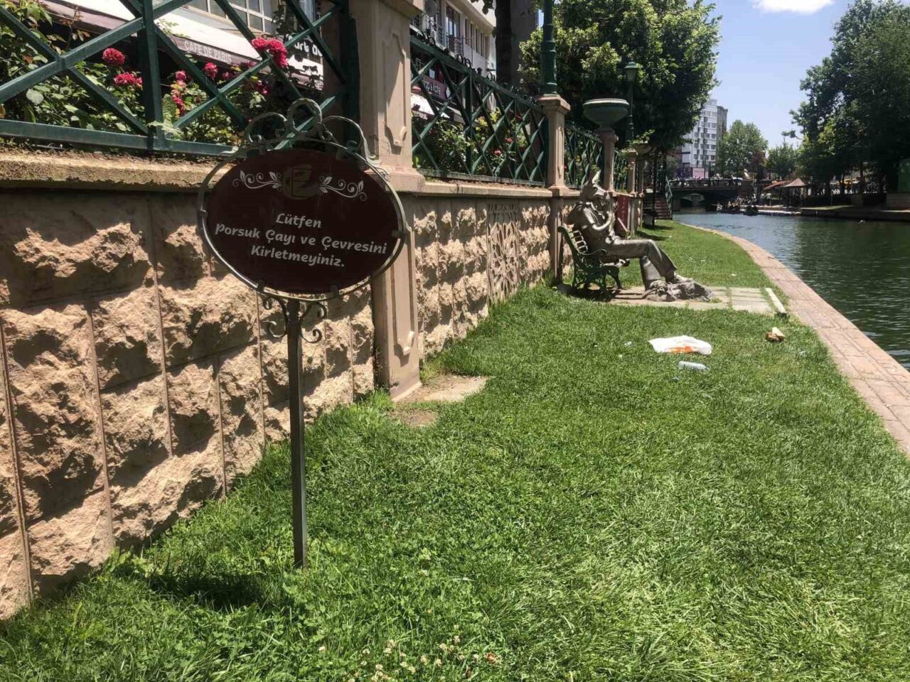 Eskişehir’de Porsuk Çayı’nın çevresinde bulunan yeşillik alanların bazı bölümleri, uyarı