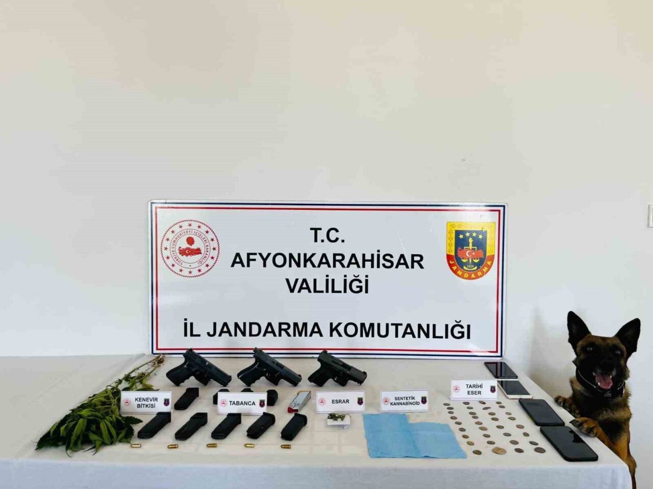 Afyonkarahisar’da jandarma tarafından gerçekleştirilen uyuşturucu operasyonunda 2’si çocuk 4 kişi